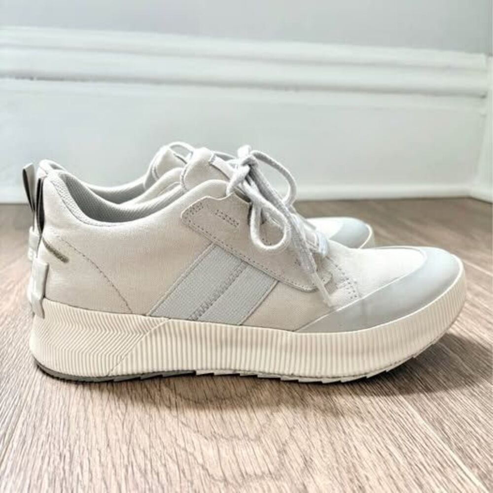 Women’s 8 Sorel Out N About III Low Sneaker Grey White Waterproof Athletic Shoe